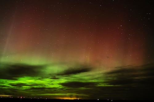 ¡Europa en llamas! Impactantes auroras boreales iluminaron el cielo tras una inusual tormenta geomagnética 