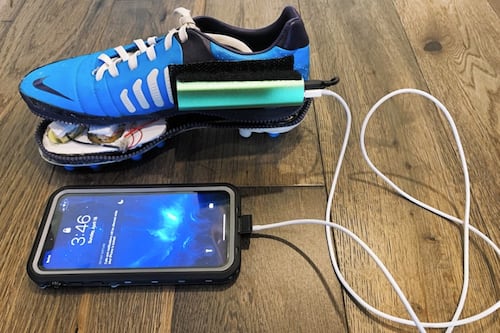 Niño de origen nicaragüense inventa el Kinetic Kickz 2.0, un zapato que carga celulares y que destaca en concurso en EEUU