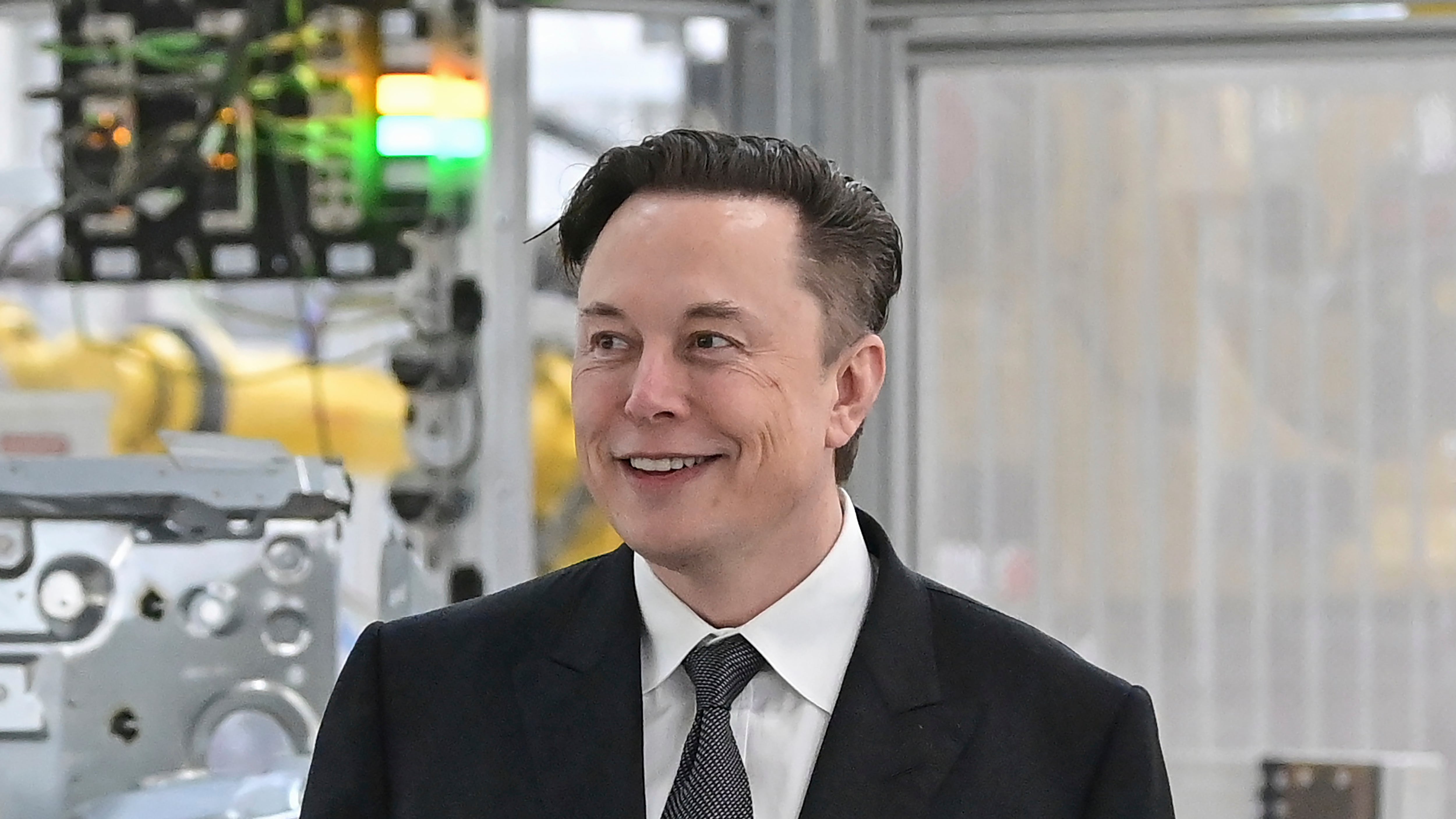 Elon Musk despide a empleados mientras negocia la apertura de una planta