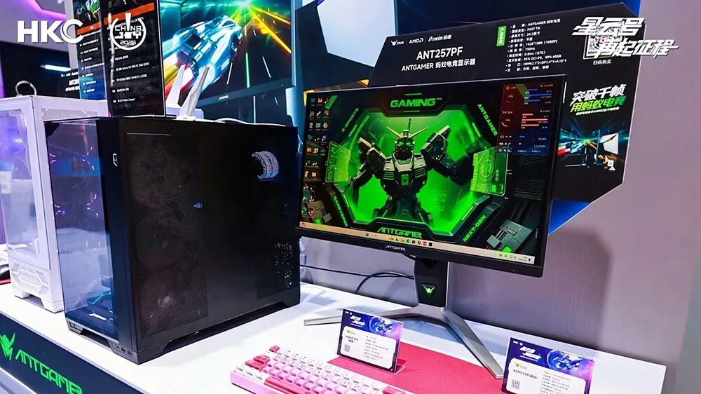 Monitor gaming ANT257PF sobre una mesa junto a un teclado y ratón