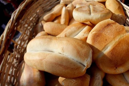 Usuarios en redes sociales denuncian que kilo de pan se vende hasta a $3000 pesos en Chile