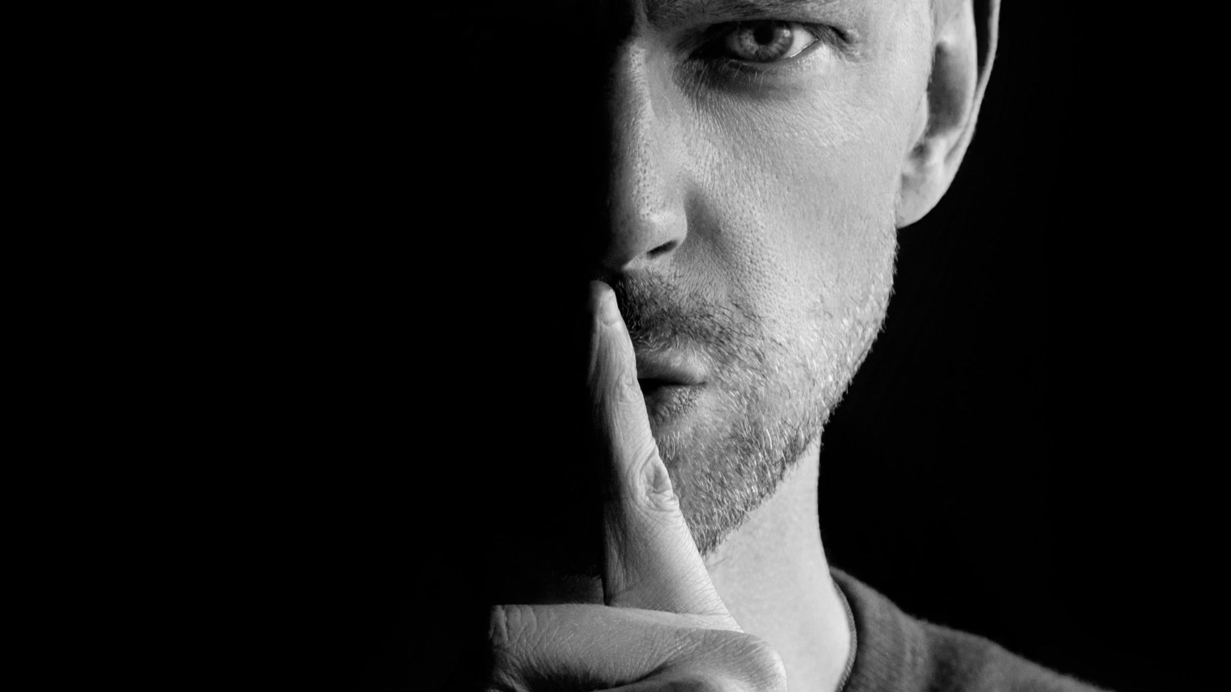 No se debe esperar una mejora dramática en el comportamiento narcisista con el paso del tiempo.