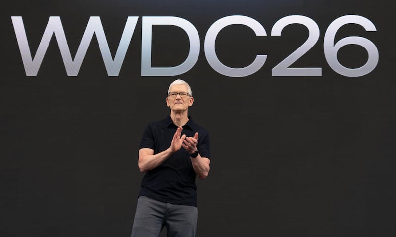 Tim Cook, CEO de Apple, habla en el escenario durante la Apple WWDC26 en Apple Park en Cupertino, California, EE. UU., el 8 de junio de 2026. EFE/LIPO CHING