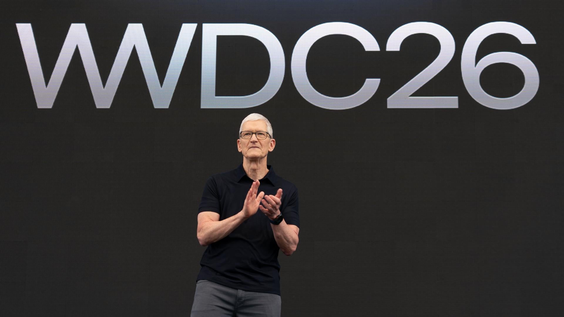 Tim Cook, CEO de Apple, habla en el escenario durante la Apple WWDC26 en Apple Park en Cupertino, California, EE. UU., el 8 de junio de 2026. EFE/LIPO CHING