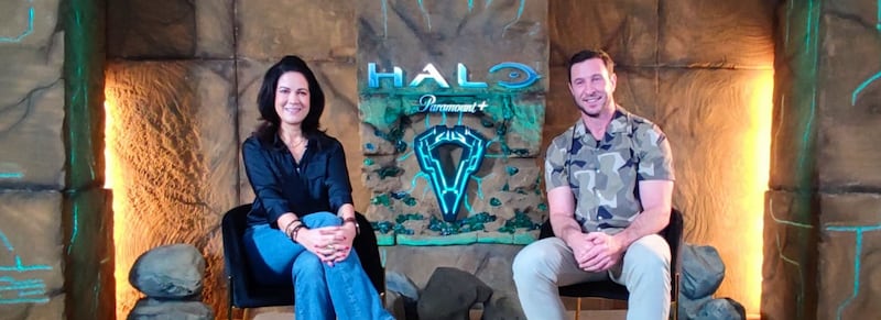 Kiki Wolfkill y Pablo Schreiber en el junket de la primera temporada de Halo.