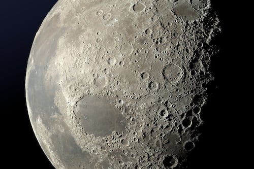 El récord agridulce de Artemis II: Por qué la NASA no llegará a la Luna sin el permiso de Elon Musk y Jeff Bezos