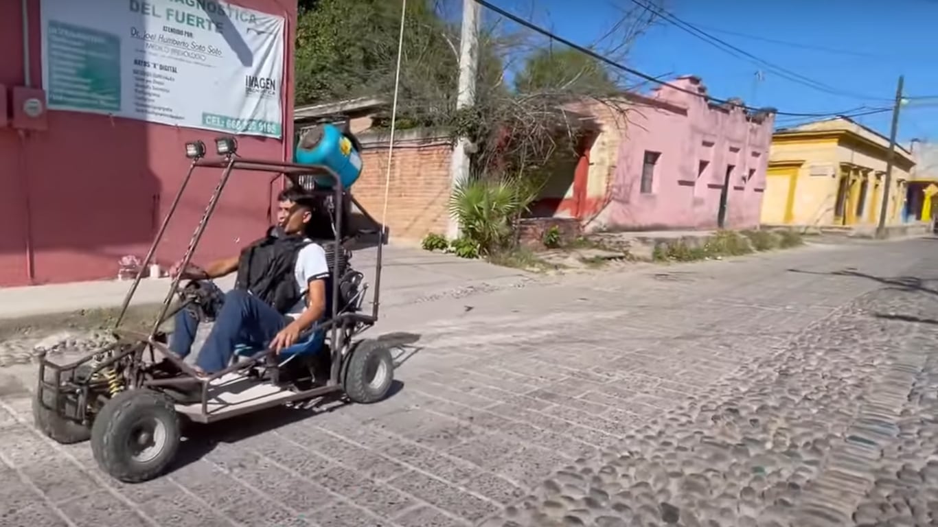 Rosvel Emir Cruz construye un auto con piezas de lavadora en México.