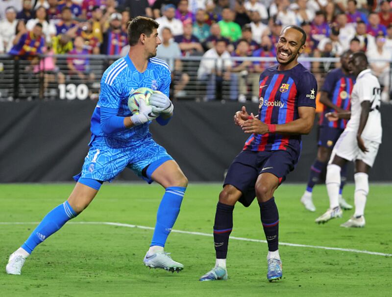 Aubameyang con sus zapatos de Dragon Ball ante Courtois