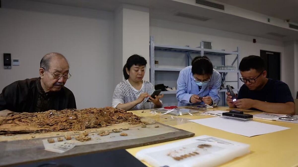 Arqueólogos del Instituto de Investigación Arqueológica y Reliquias Culturales de la Provincia de Jiangxi, China