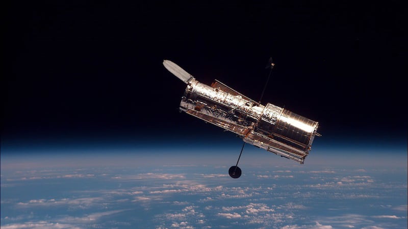 Telescopio Espacial Hubble cumple 34 años y la NASA publica la imagen del “reloj de arena” que encontró a 8 mil años luz
