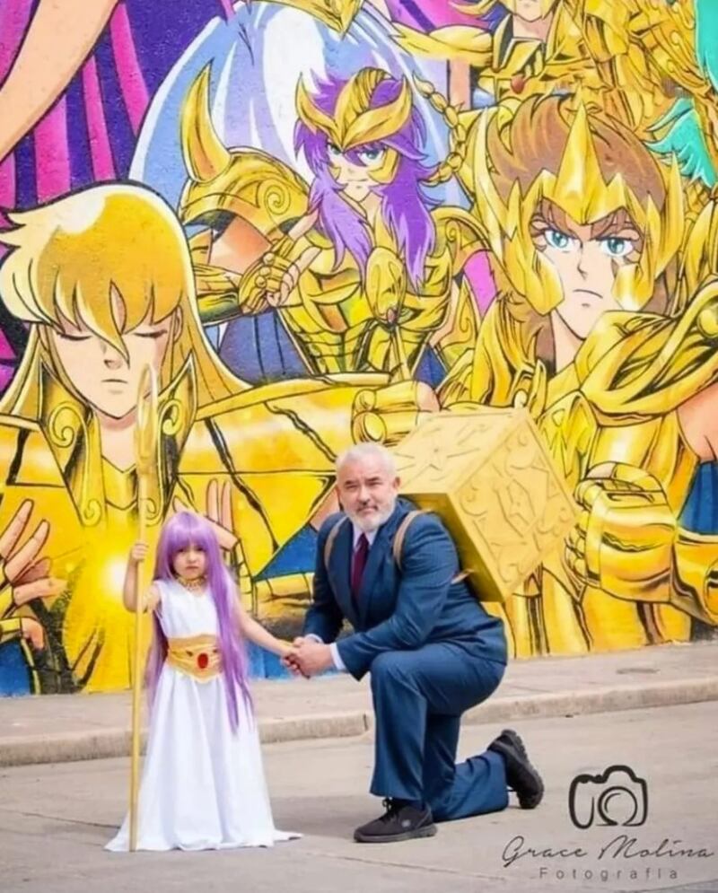 Cosplay Athena y su abuelo