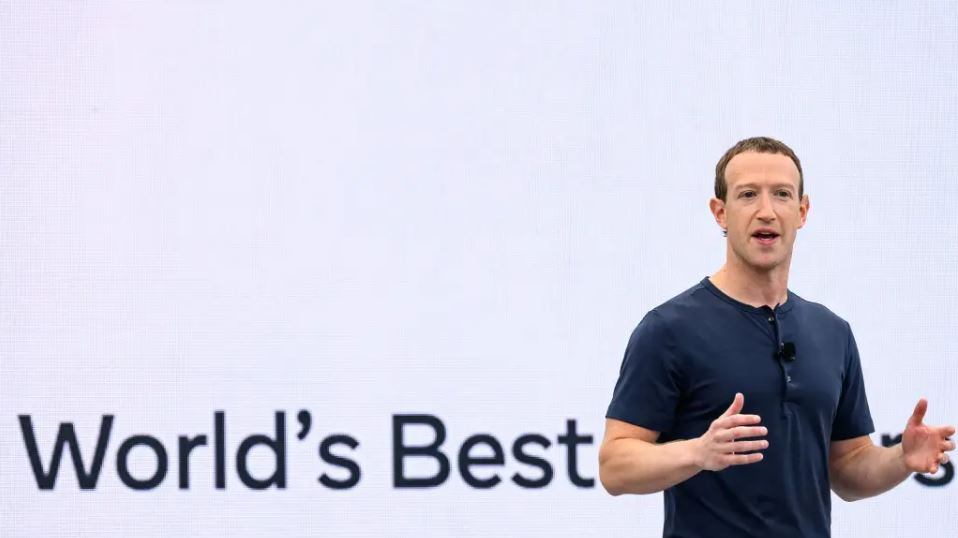 Meta, de Mark Zuckerberg, dijo que las medidas ayudarían a ofrecer una experiencia más "apropiada para la edad". | Foto: AFP vía Getty Images