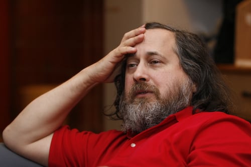 “No es inteligencia, es un engaño”: Richard Stallman arremete contra la IA y propone rebautizarla como “Inteligencia Fingida”