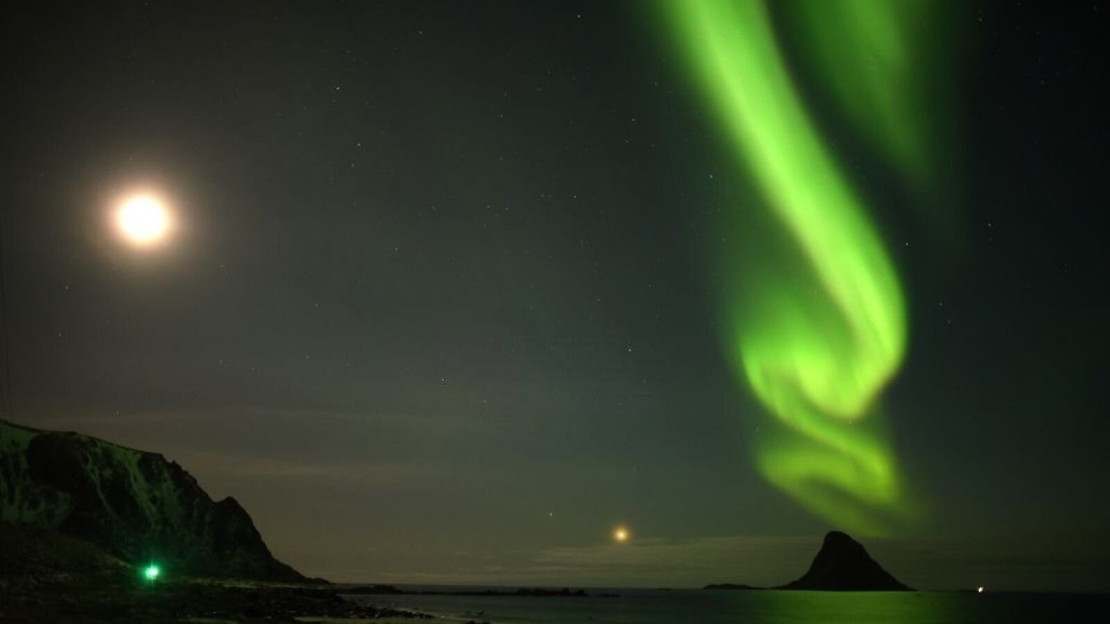 Las auroras boreales son consecuencia de la interacción entre los elementos espaciales y el campo magnético