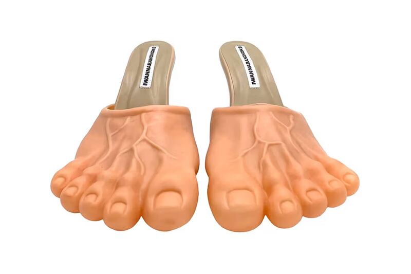 Zapatos de tacón con la forma de los pies de Big Foot