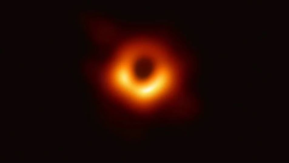Esta es la imagen del agujero negro en el centro de la galaxia M87 obtenida por la red EHT (Event Horizon Telescope) en 2019 | Foto: Colaboración EHT