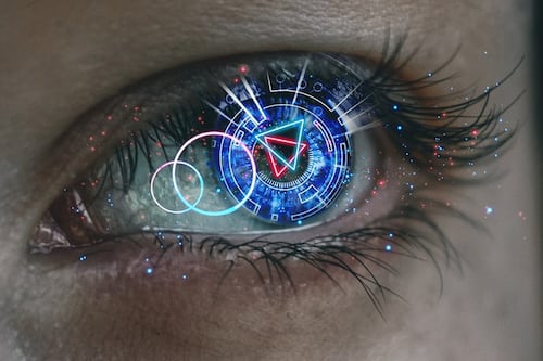Perdió su ojo a los 5 años y estudio ingeniería para fabricarse su propio ojo mecánico de titanio