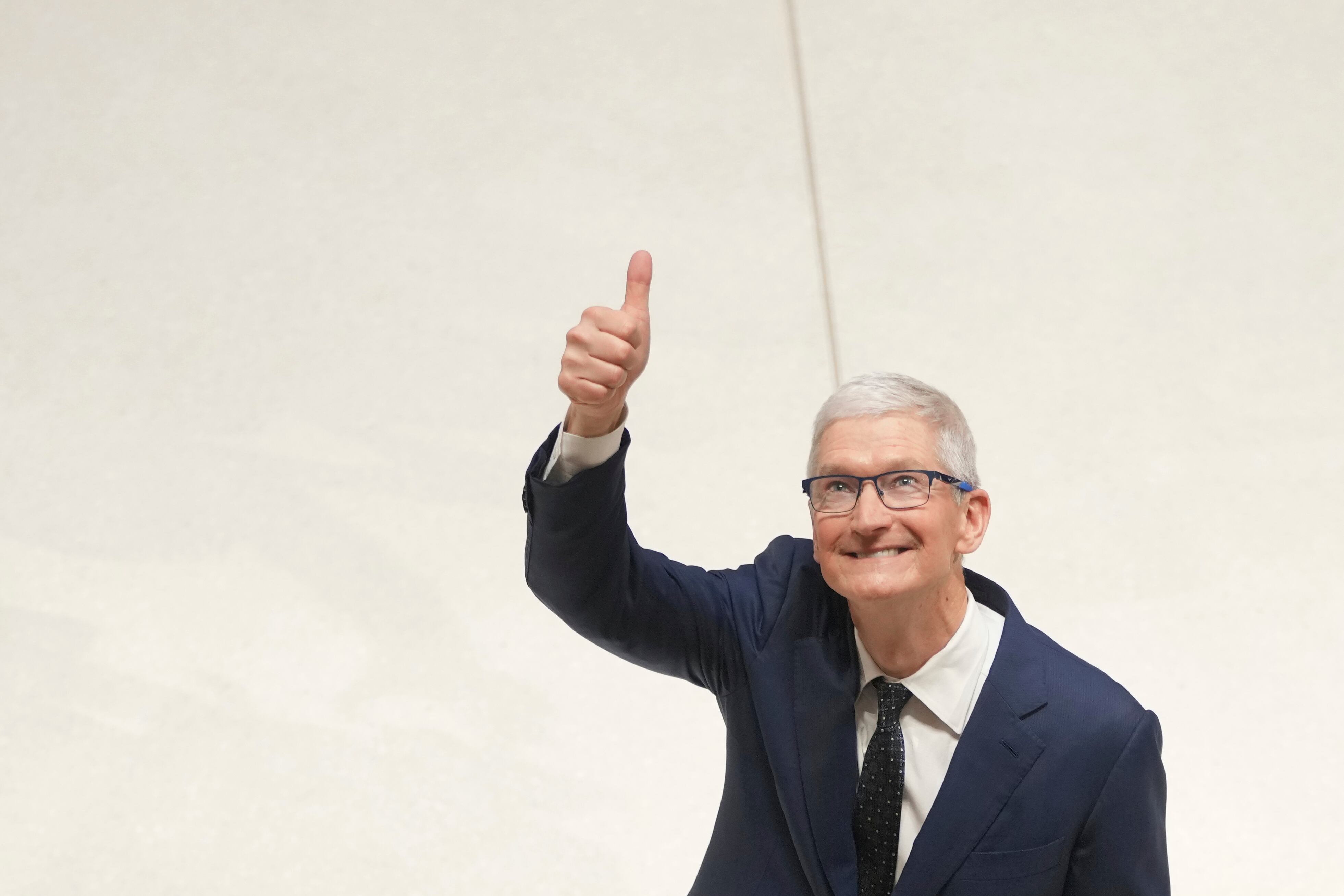 Tim Cook se queda: El nuevo cargo ejecutivo con el que Apple pretende evitar el caos tras el cambio de CEO