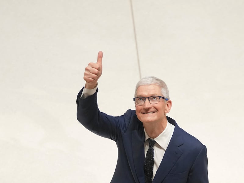 Tim Cook se queda: El nuevo cargo ejecutivo con el que Apple pretende evitar el caos tras el cambio de CEO