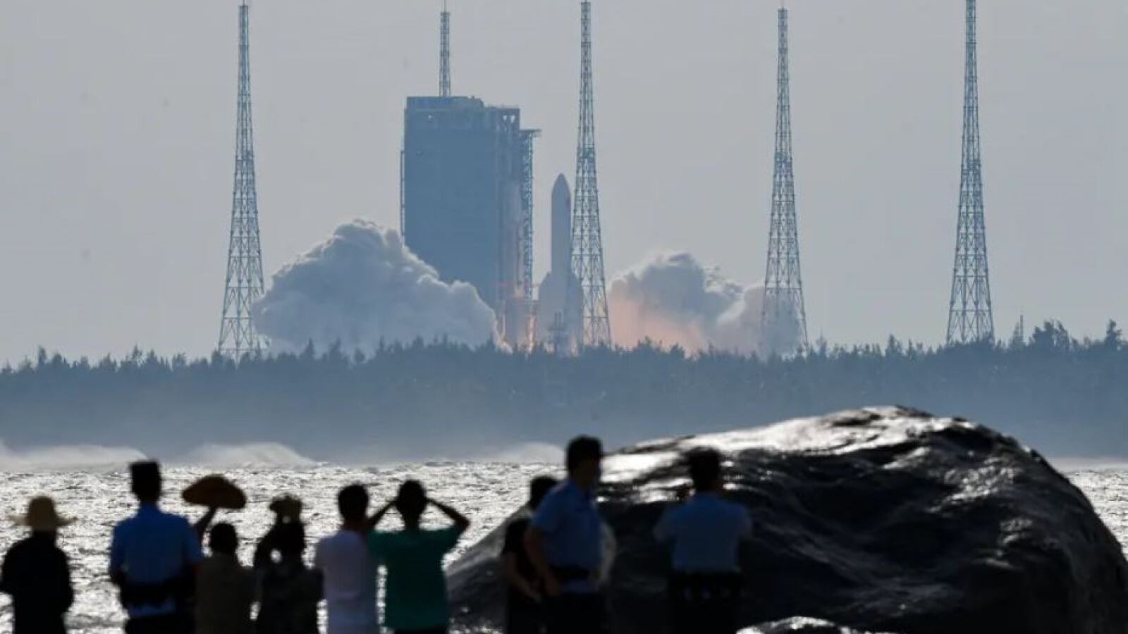 Foto AP del cohete Long March -5B, cuyos restos cayeron sobre el Pacífico