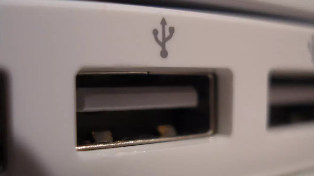 Los colores en los puertos USB de tu computadora tienen una razón de ser muy concreta. Hoy te explicamos qué representa cada tono.