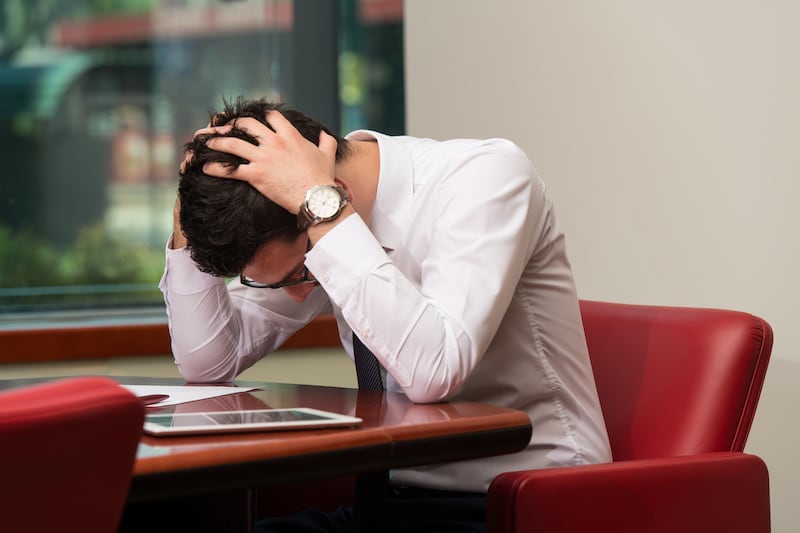 El burnout provoca estrés crónico por trabajo; causa cansancio, agotamiento emocional y pérdida de productividad.