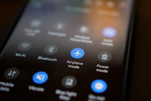 ¿Mito o realidad? La verdad sobre si el celular carga más rápido en modo avión