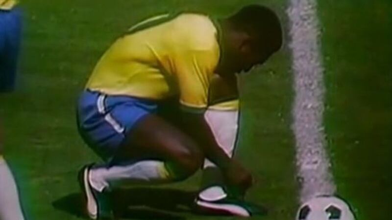 Pelé se amarra sus zapatillas Puma King antes del Brasil vs Perú