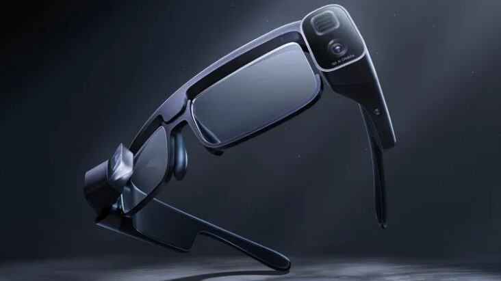 Los Xiaomi Mijia Glasses Camera color negro, con una enorme cámara en uno de sus marcos.