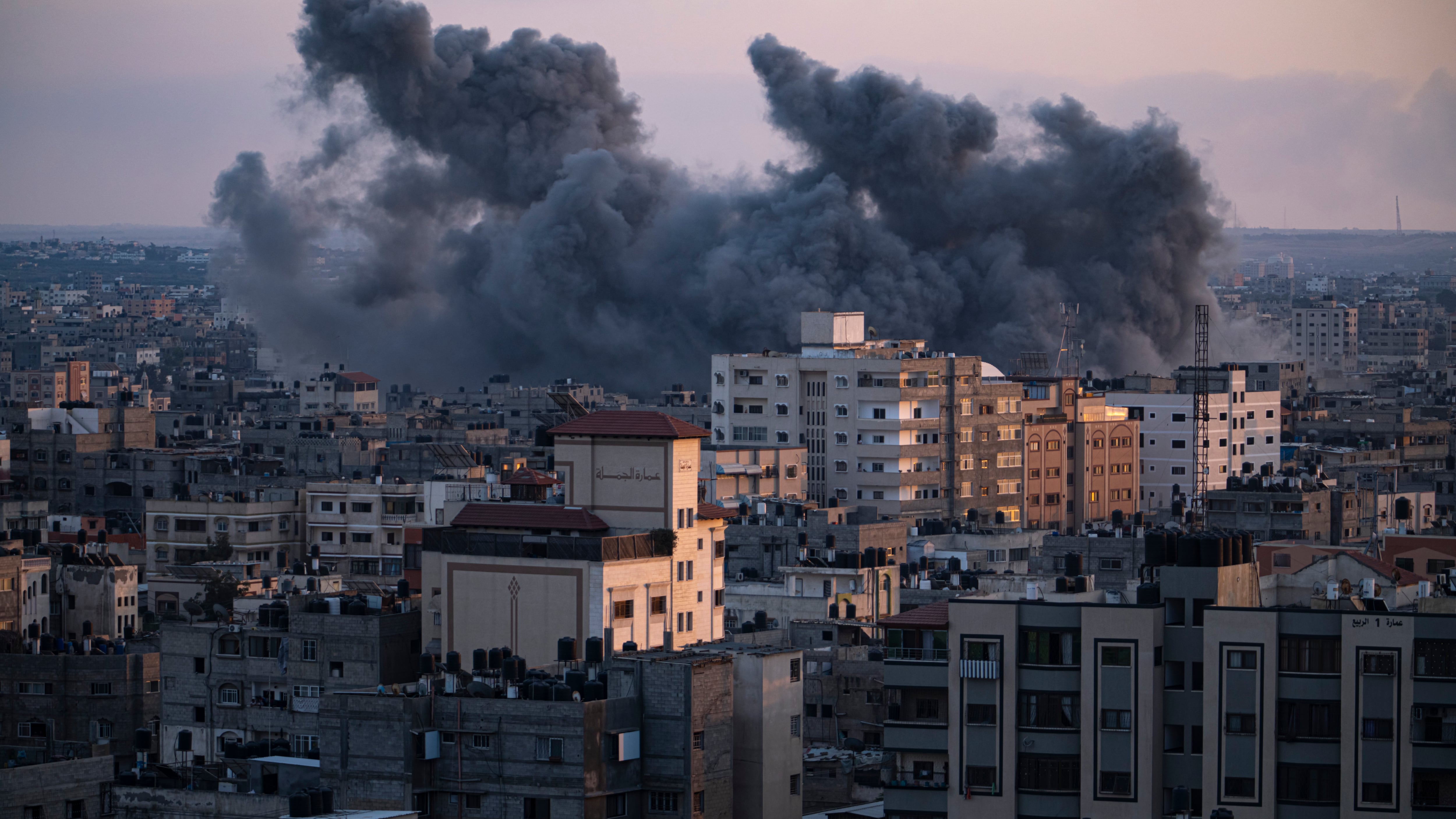 El humo se eleva tras un ataque aéreo israelí en la ciudad de Gaza, el miércoles 11 de octubre de 2023.