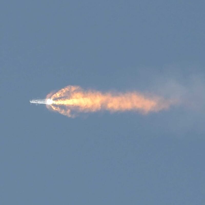 Starship explotó cuatro minutos después del despegue. / @houstonchron