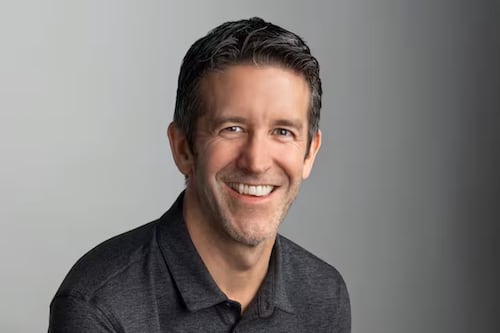 Por qué se dice que John Ternus “rompe los esquemas” y se convierte él en el nuevo CEO de Apple y no el COO