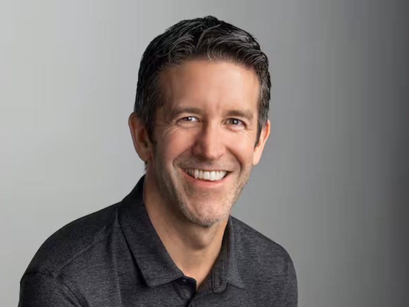 Por qué se dice que John Ternus “rompe los esquemas” y se convierte él en el nuevo CEO de Apple y no el COO