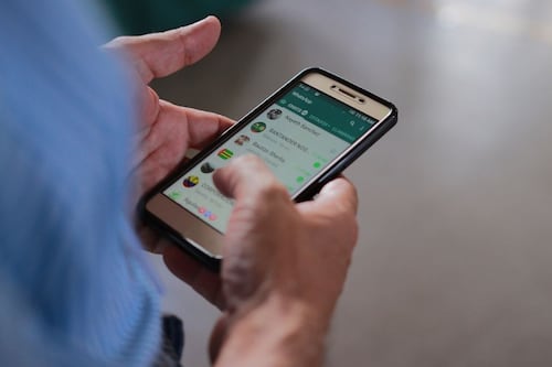 WhatsApp se actualiza y ahora permite que reacciones con stickers en los chats