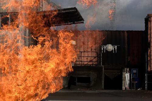 Este dron resistente al fuego podría volar a través del fuego y ayudar a combatirlo