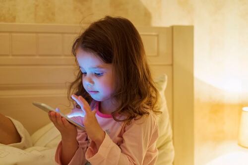 ¿Cuándo es el momento ideal para entregar el “primer” smartphone a los hijos?
