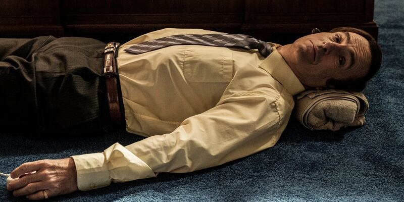 ALERTA SPOILER: Better Call Saul entra a la fase final de su historia y todo se siente como mirar un accidente fatal en cámara lenta. Un episodio brutal.