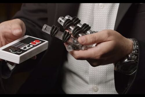 Ingenieros de Maryland fabrican una mano robótica capaz de jugar Super Mario Bros de NES