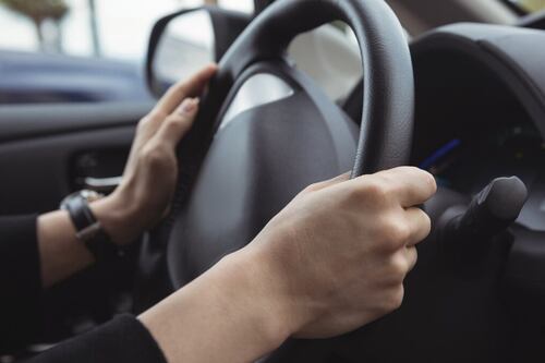 Adiós pantallas, hola botones. Los coches cambiarán sus diseños por ley