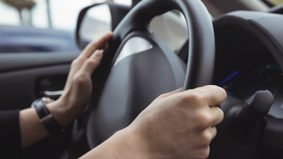Hombre conduciendo un coche eléctrico