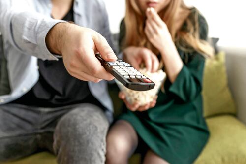 Maratones de series: ¿Placer o riesgo? La ciencia detrás del binge-watching y sus efectos en la salud mental