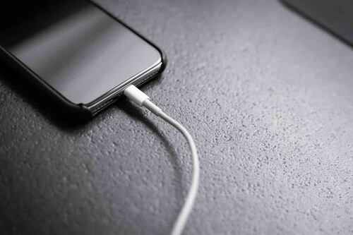 El orden sí importa: qué debes conectar primero al cargar, el enchufe o el cable al smartphone