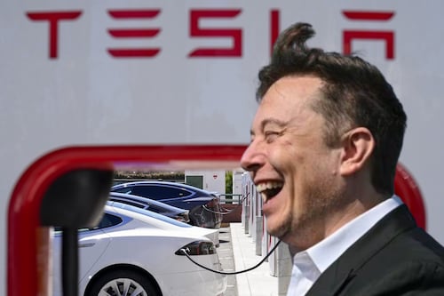 ¿Por qué Elon Musk despidió a su equipo estrella de Tesla y aún así los inversores aplauden?