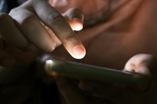 Las escuelas empezarían a prohibir los celulares: Nueva York la primera ciudad en hacerlo