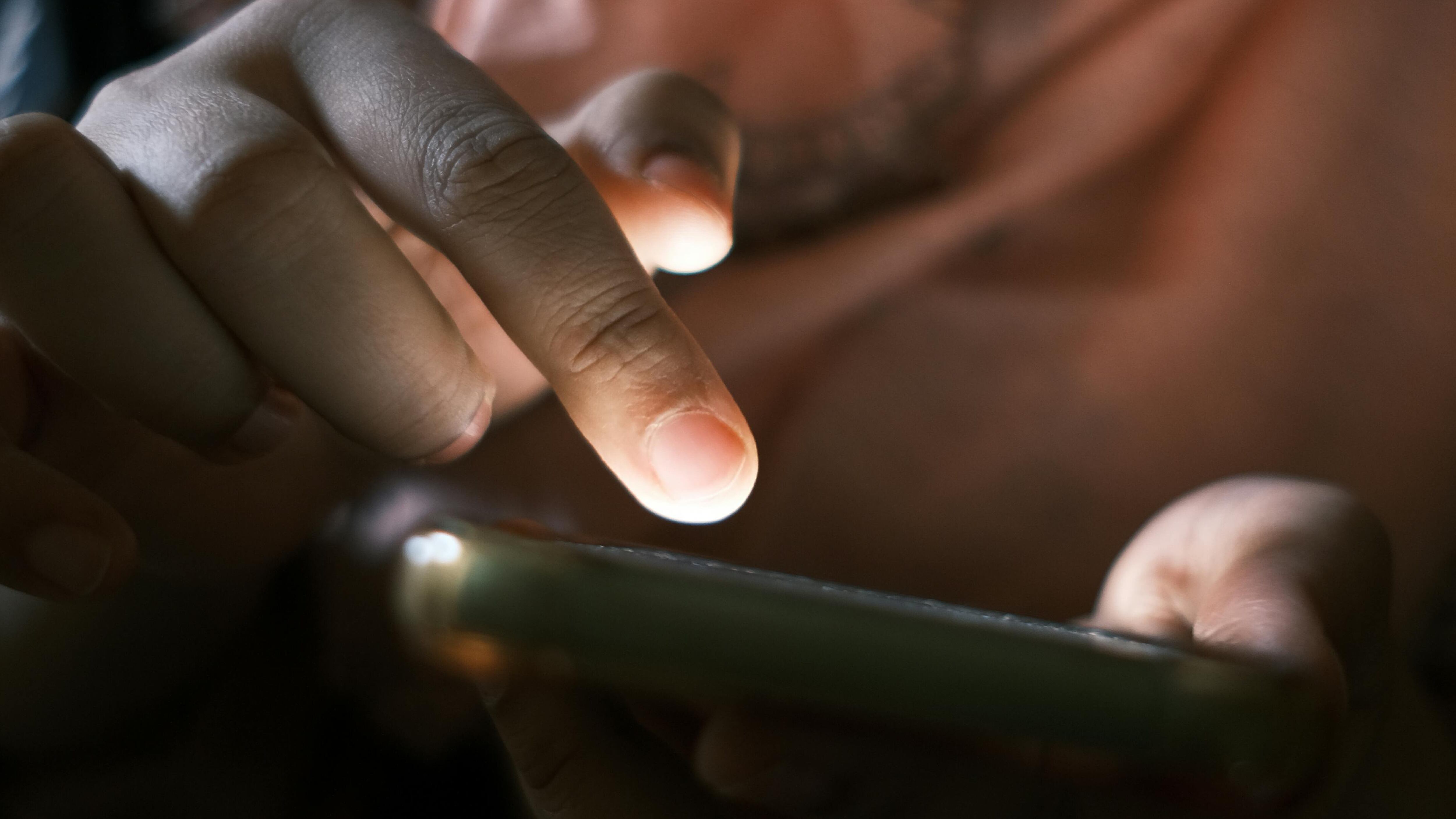 Persona con un celular en la mano