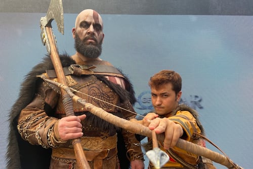 Increíbles cosplays de Kratos y Atreus protagonizan el evento de lanzamiento de God of War: Ragnarok en São Paulo