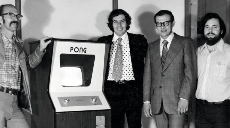 La presentación de Pong. Allan Alcorn está a la derecha