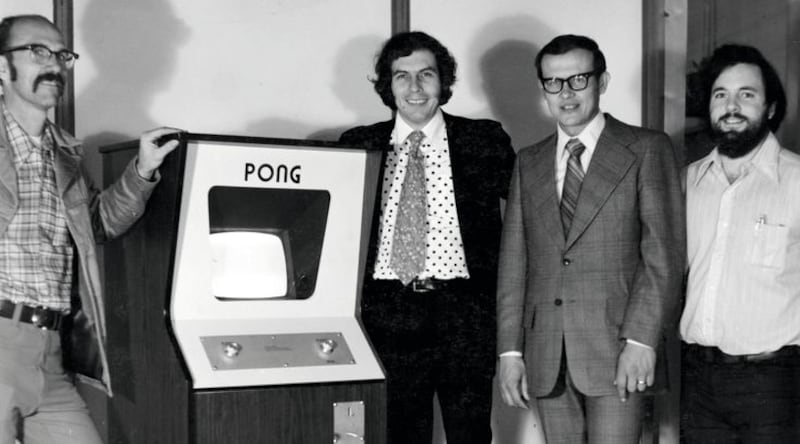 La presentación de Pong. Allan Alcorn está a la derecha