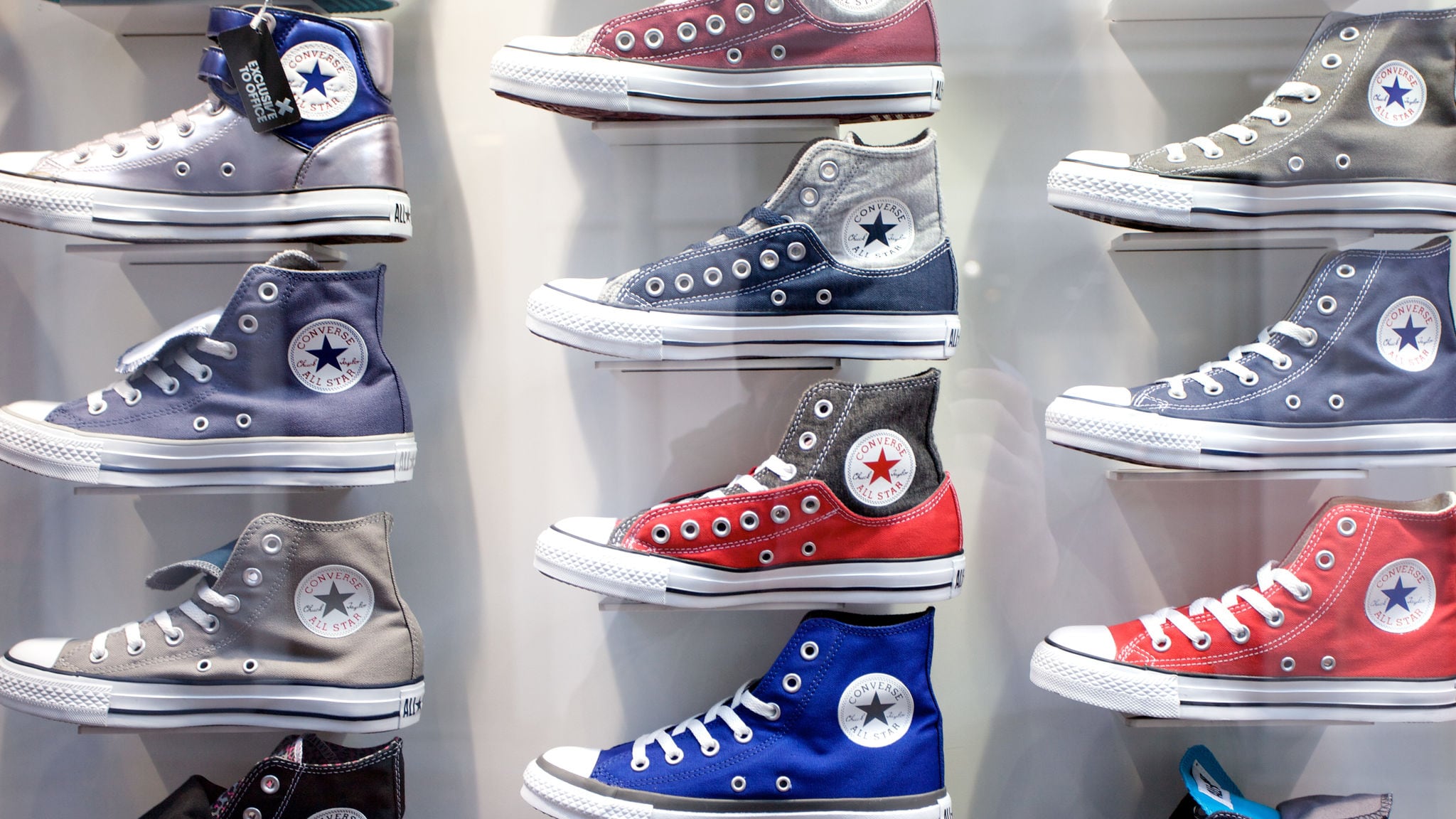 Zapatillas Converse Chuck Taylor All Star en una venta en Londres.