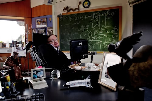 Stephen Hawking: Lentes, silla y hasta su guion en Los Simpson serán expuestos en Londres